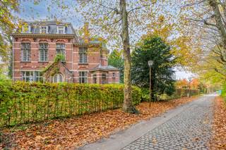 <strong>Exclusief en subliem gerenoveerd duplexappartement in het prestigieuze Groot Park te Lovenjoel</strong><br /><br />Graag stellen we u dit uitzonderlijke kasteelappartement voor, gelegen in het prestigieuze “Groot Park” te Lovenjoel, op slechts enkele kilometers van Leuven. Dit unieke domein van 25 hectare omvat monumentale gebouwen, prachtige parktuinen, het kasteel “De Spoelberch” (1750) en vormt een beschermd historisch erfgoed. Het appartement bevindt zich in een imposant neo-traditioneel gebouw uit de jaren ’20, vroeger de dokterswoning van de voormalige psychiatrische instelling “Salve Mater”. In 2009 werd het gebouw volledig en grondig gerenoveerd, met behoud van zijn authentieke grandeur en onderverdeeld in drie luxueuze appartementen.<br /><br />Het duplexappartement is gelegen op de eerste verdieping en combineert een recente, hoogwaardige afwerking met originele details zoals hoge plafonds, grote raampartijen, elegante moulures en een indrukwekkende trappenhal. Hierdoor geniet u van een bijzonder aangename lichtinval en een ruimtelijk gevoel in elke ruimte.<br /><br /><strong>Indeling</strong><br />De statige inkomhal met gastentoilet en vestiaire leidt naar de zeer ruime leefruimte (ca. 61 m²) met parketvloer. De vele ramen bieden een panoramisch zicht over de groene, landelijke omgeving. Eyecatchers zijn de ingebouwde boekenkast, de verfijnde Engelse landelijke afwerkingsstijl en de dimbare verlichting die zorgt voor extra sfeer. Aansluitend bevindt zich de comfortabele en luxueuze open keuken met kookeiland, eethoek en prachtig uitzicht op het park.<br /><br />Op de bovenverdieping vindt u een nachthal, twee slaapkamers, een dressing, een badkamer met ligbad én douche en een apart toilet. De dressing kan, indien gewenst, worden omgevormd tot een derde volwaardige slaapkamer.<br /><br />Verder beschikt het appartement over een aparte wasplaats op de tussenverdieping, een zolderruimte en een gemeenschappelijke kelder. Buiten geniet u van een mooie, aangelegde en ideaal georiënteerde privétuin én twee autostaanplaatsen.<br /><br />Dit appartement biedt een unieke combinatie van historisch karakter, hedendaags wooncomfort en een uitzonderlijke groene ligging.<br /><br /><strong>Benieuwd naar de indruk die dit prachtig appartement op u zal nalaten?</strong><br />Aarzel niet ons te contacteren voor meer informatie of een bezoek op afspraak: <strong>info@cdsimmo.be</strong> of <strong>016/62.01.05</strong>