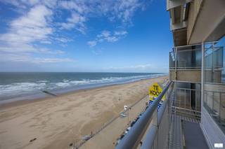 Dit prachtig gerenoveerde appartement, gelegen op de achtste verdieping van de residentie Sun Beach, biedt een unieke combinatie van comfort, licht en een uitzonderlijk uitzicht. De lichtrijke leefruimte met adembenemend zicht op het strand en een ver uitzicht over het hinterland. De open keuken is praktisch en modern ingericht, terwijl de badkamer uitgerust is met een comfortabele inloopdouche. Verder beschikt het appartement over twee ruime slaapkamers en een zuidgericht terras waar u de hele dag van de zon kunt genieten. Extra troeven zijn de grote gemeenschappelijke fietsenberging en het gebruik van een privatieve kelderberging. Bovendien is het goede EPC en een conforme elektrische installatie een belangrijke meerwaarde.