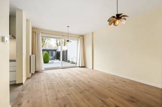 <p>Comfortabel appartement in het centrum van Sint-Gillis-Waas.</p>
<p>Dit appartement combineert een praktische indeling met een centrale ligging en een aangename buitenruimte. De lichtrijke woonkamer sluit mooi aan op de keuken en biedt een gezellige leefomgeving. Het ruime terras vormt een extra troef voor wie graag buiten geniet. Dankzij het EPC-label B woon je hier bovendien energiezuinig in een goed bereikbare omgeving nabij park, winkels en voorzieningen.</p>
<p>Belangrijkste ruimtes:<br />• Woonkamer (24 m²) met aangename lichtinval<br />• Keuken uitgerust met keramische kookplaat, oven, dampkap, koelkast, vaatwasser en spoelbak<br />• Slaapkamer<br />• Badkamer met inloopdouche en wastafel<br />• Apart toilet<br />• Berging met aansluiting voor wasmachine en droogkast<br />• Extra berging<br />• Terras (30 m²) met voldoende ruimte om buiten te ontspannen</p>
<p>Troeven:<br />• Centrale ligging in Sint-Gillis-Waas<br />• Ruim terras<br />• Energiezuinig appartement met EPC-label B</p>
<p> </p>
<p>Neem vandaag nog contact op met je ERA-makelaar voor een bezoek.</p>
<p>JOUW DROOMAPPARTEMENT. ZO GEVONDEN!</p>
