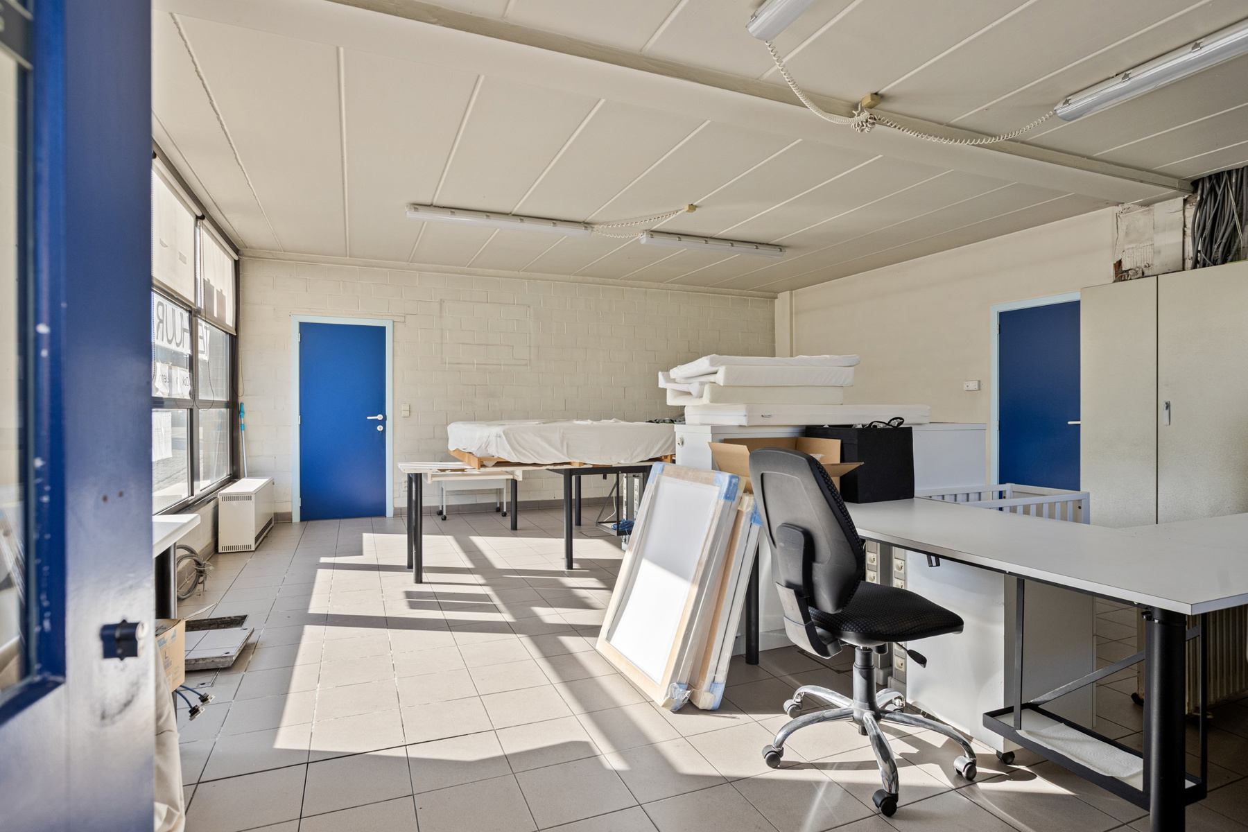 Bedrijfsmatig gebouw met ruime woonst te koop in Veurne - foto 5