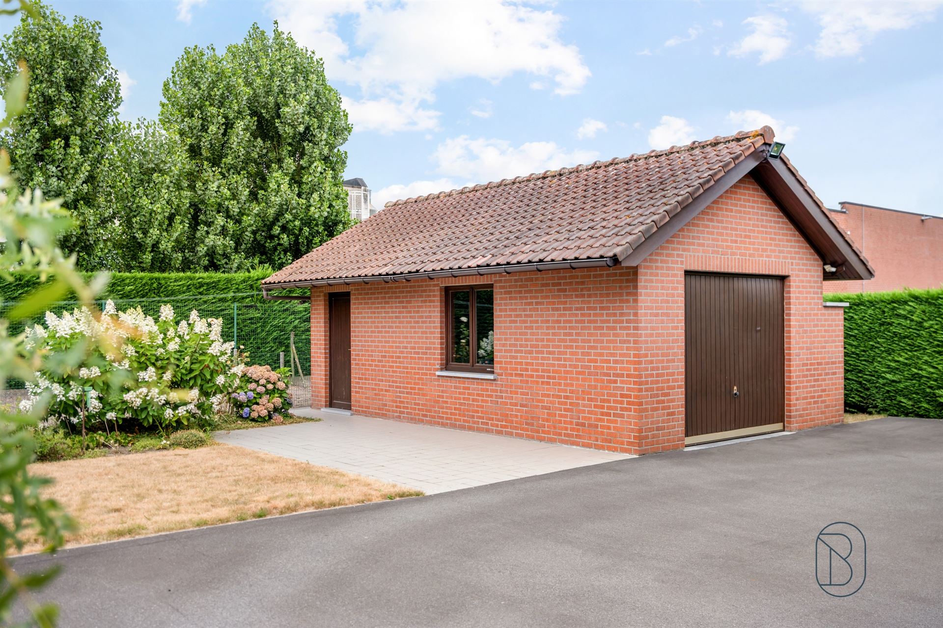 Degelijke woning (onderkelderd) + aparte garage en tuin. - foto 4