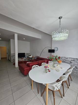 <p><span><strong><u>Woning ingedeeld in 3 appartementen</u></strong></span><br /><br /><span><span>De woning is zeer centraal gelegen vlakbij Bouckenborgpark en op wandelafstand van openbaar vervoer, winkels en scholen. Goede verbindingen met het centrum van Antwerpen.</span></span></p><p><span><strong>De indeling:</strong></span></p><p><span><strong>Appartement gelijkvloers:</strong></span><br /><span><span>Ruime inkomhal.</span></span><br /><span><span>De lichtrijke leefruimte met open keuken en via de schuiframen, de tuin.</span></span><br /><span><span>Badkamer met inloopdouche, enkele lavabomeubel, toilet en aansluiting wasmachine en droogkast.</span></span><br />V<span><span>ooraan 1 grote slaapkamer opgesplitst in 2 delen.</span></span></p><p><span><span>EPC: 209 kWh/m².jaar (label C) en asbestveilig.</span></span></p><p><span><strong>Appartement eerste verdieping:</strong></span><br /><span><span>Leefruimte en open keuken met aansluiting voor wasmachine en droogkast.</span></span><br /><span><span>Achteraan een terras.</span></span><br /><span><span>Een kleine en grote slaapkamer. Badkamer met inloopdouche, enkele lavabomeubel en toilet.</span></span></p><p><span><span>EPC: 138 kWh/m².jaar (label B) en asbestveilig.</span></span></p><p><br /><span><strong>De studio derde verdieping:</strong></span><br /><span><span>Leefruimte met open keuken.</span></span><br /><span><span>Inloopdouche en apart toilet. Vooraan 1 ruime slaapkamer.</span></span></p><p><span><span>EPC: 396 kWh/m².jaar (label D) en asbestveilig.</span></span></p><p><span><strong>Pluspunten:</strong></span></p><ul><li><span><span>Topligging</span></span></li><li><span><span>Tuin aanwezig</span></span></li><li><span><span>Geen renovatieverplichting en gunstige EPC - scores</span></span></li><li><span><span>Individuele meters nutsvoorzieningen en CV op gas</span></span></li><li><span><span>Geen gemeenschappelijke kosten</span></span></li></ul><br /><p><span><span>Opgenomen in het maatregelen register: Nee</span></span></p><p><br /><span><span> </span></span></p>