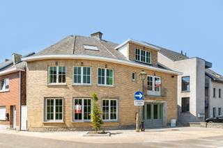 Cette maison authentique se trouve dans une rue très calme, pourtant proche de toutes les commodités. En entrant dans la maison, on trouve un...