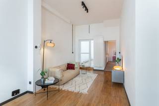 Ruime duplex om de hoek van Park Spoor Noord – Instapklaar én energiezuinig<br /><br />Letterlijk om de hoek van het groene Park Spoor Noord, vind je dit lichtrijke duplexappartement. Hier geniet je van de perfecte mix tussen rust en stadsleven. Tram- en bushaltes liggen vlakbij, waardoor je vlot het centrum bereikt, en ook de belangrijkste autosnelwegen zijn eenvoudig toegankelijk. Top Mobiscore: 9,4/10! Dit instapklare gelijkvloers duplexappartement van 105 m² werd in 2022 volledig gerenoveerd en combineert moderne afwerking met een cosy sfeer. Het bevindt zich in een kleinschalig gebouw met slechts 4 appartementen. Op het gelijkvloers betreed je de woning via een inkomhal die toegang geeft tot links de vernieuwde, volledig ingerichte keuken en rechts de gezellige, lichtrijke woonkamer met grote ramen. Vanuit de woonkamer stap je zo op het charmante terras (10m²). Aansluitend bevindt zich een extra kamer, momenteel ingericht als bureau, van waaruit een trap naar de bovenverdieping leidt. Op de eerste verdieping vind je een knusse slaapkamer, gevolgd door een halve verdieping hoger waar zich de stijlvolle badkamer met regendouche, een apart toilet, een praktische wasruimte en de royale master bedroom bevinden. Verder beschikt het appartement over extra bergruimte in de kelder. Bijzonderheden: asbestveilig, conforme elektrische keuring en zéér lage lasten (enkel blokpolis: momenteel jaarlijks 327 euro). Kortom, ideaal voor alleenstaanden, koppels en gezinnetjes!<br /><br />Verplichte vermeldingen<br />EPC: 151 kWh/m²<br />G-score: A<br />P-score: A<br />Stedenbouwkundige inlichtingen: in aanvraag