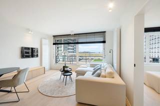 Dit volledig vernieuwde appartement met drie slaapkamers ligt op een uitstekende ligging in Knokke-Heist, vlak bij strand, winkels en openbaar vervoer. Het werd recent van A tot Z gerenoveerd: nieuwe technieken, moderne afwerking, conforme elektriciteit en een zeer gunstig EPC-label A.<br /><br />De inkomhal met vestiaire en bergruimte leidt naar een ruime en lichtrijke leefruimte met zicht op zee. De open keuken is uitgerust met een groot kookeiland in natuursteen en hedendaagse toestellen. Voorin bevindt zich een slaapkamer met zicht op zee en eigen badkamer met inloopdouche en toilet. Daarnaast is er een praktische kinderkamer met ingemaakte kast en stapelbed. De masterbedroom ligt achteraan en beschikt eveneens over een ensuite badkamer.<br /><br />In de kelderverdieping is een ruime privatieve berging inbegrepen, en in het gebouw is er een gemeenschappelijke fietsenberging voorzien.<br /><br />Met zijn twee moderne badkamers, drie volwaardige slaapkamers en hoogwaardige afwerking biedt dit appartement een comfortabel en zorgeloos verblijf aan de kust. Geschikt als vaste woonst, tweede verblijf of investering.