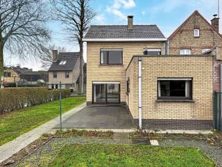 Gunstig gelegen halfopen woning boordevol potentieel, ideaal voor wie graag zijn eigen woonverhaal schrijft. De woning is op te frissen, maar er...