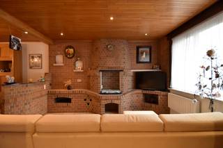 In een aangename, rustige zijstraat van Aalbeke (Kortrijk) vinden we deze verzorgde en verrassend ruime woning terug.<br />Dankzij de centrale ligging geniet je van een vlotte verbinding naar winkels, openbaar vervoer, scholen en belangrijke invalswegen, terwijl je toch heerlijk rustig woont.<br /><br />Indeling als volgt:<br />Bij het binnenkomen word je verwelkomd in de praktische inkomhal met berging, perfect geschikt om fietsen, jassen en schoenen netjes op te bergen.<br />Aansluitend betreed je de gezellige leefruimte, bestaande uit een sfeervolle zithoek, een eetplaats en een volledig geïnstalleerde keuken met ontbijthoek.<br /><br />Op het gelijkvloers bevinden zich eveneens de badkamer met douche, lavabo en toilet, én een eerste slaapkamer, wat deze woning uiterst geschikt maakt voor gelijkvloers wonen. Apart gastentoilet is ook aanwezig. Handige wasplaats met tal van extra opbergmogelijkheden maakt het gelijkvloers compleet.<br /><br />Op de eerste verdieping vinden we 2 volwaardige slaapkamers.<br />De ruime zolder biedt bovendien de mogelijkheid om extra kamers te creëren.<br /><br />De Oostgerichte tuin is een waar pluspunt. Netjes onderhouden, omgeven door groen en extra privacy dankzij de hoge bomen op het aanpalend perceel.<br />Achteraan bevindt zich een ruim tuinhuis, ideaal voor wie graag tuinmateriaal of hobbyspullen ordentelijk wil opbergen.<br /><br />Conforme elektriciteit & volledig asbestvrij!<br />Kortom, zeker een bezoek waard!<br /><br />Onze ref. DEV4863