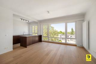 <p><span>Exclusief wonen op de bovenste verdieping: Prachtig gerenoveerd dakappartement met zuidgericht terras</span></p><p><span>Bent u op zoek naar de ultieme combinatie van licht, luxe en een centrale locatie? Dit onlangs totaal gerenoveerde dakappartement (2026) biedt u een unieke woonbeleving op een absolute toplocatie in Wilrijk, nabij de gegeerde Pulhofwijk. Met een royale oppervlakte van ca. 111 m², een hoogwaardige afwerking op parket en een uitstekende Mobiscore van 9/10, geniet u hier van alle comfort van een nieuwbouw in een residentiële omgeving.</span></p><p><span> </span></p><p><span>Stijlvolle inkom &amp; praktische berging</span></p><p><span>U komt het appartement binnen via een verzorgde inkomhal met een apart gastentoilet. Direct aansluitend vindt u een uiterst praktische berging, voorzien van een ruime ingemaakte kast en de nodige aansluitingen voor uw wasmachine en droogkast. Zo blijft uw woonruimte altijd strak en opgeruimd.</span></p><p><span> </span></p><p><span>Lichtrijke leefruimte &amp; designkeuken</span></p><p><span>Het hart van dit dakappartement is zonder twijfel de riante leefruimte met open keuken van ca. 40m². De prachtige parketvloer en de grote raampartijen zorgen voor een warme, uitnodigende sfeer met een overvloed aan natuurlijk licht. De open keuken is een droom voor elke kookliefhebber: voorzien van een stijlvol kookeiland met ontbijthoek en uitgerust met kwalitatieve toestellen, waaronder een inductiekookplaat met ingebouwde afzuiging en een ruime oven. Een perfecte plek om gasten te ontvangen of in alle rust te genieten.</span></p><p><span> </span></p><p><span>Slaapkamers, bureel &amp; badkamer</span></p><p><span>De nachthal, eveneens voorzien van een handige ingemaakte kast, leidt naar de verschillende kamers. De masterbedroom van ca. 18 m² en de tweede slaapkamer van ca. 10 m² zijn beide smaakvol afgewerkt op parket en bieden direct toegang tot het zonnige terras. Een bijzondere troef is de derde polyvalente ruimte van ca. 12 m². Dankzij de natuurlijke lichtinval via de lichtkoepel is dit de ideale plek voor een riante dressing of een rustig thuiskantoor. De moderne badkamer sluit hier naadloos op aan met een ruime inloop-regendouche en een elegant wastafelmeubel.</span></p><p><span> </span></p><p><span>Zonnig terras &amp; parkeren</span></p><p><span>Heerlijk ontspannen kan op het zuidgerichte terras, waar u de hele dag van de zon geniet. Het terras beschikt bovendien over een handige extra opbergkast. Bij het appartement is een private kelderberging inbegrepen. Voor optimaal comfort heeft u bovendien de mogelijkheid om een ondergrondse autostaanplaats aan te kopen voor 20.000 euro, waardoor parkeerstress definitief tot het verleden behoort.</span></p><p><span> </span></p><p><span>Troeven:</span></p><p><span>- Totaalrenovatie (2026): Kwalitatieve afwerking en modern comfort.</span></p><p><span>- Toplocatie: Gelegen nabij de Pulhofwijk met een Mobiscore van 9,0.</span></p><p><span>- Licht &amp; Ruimte: Royale kamers en een prachtige lichtinval doorheen het hele pand.</span></p><p><span>- Extra troef: Polyvalente derde kamer (dressing of bureel) met lichtkoepel.</span></p><p><span>- Zuidgericht terras: Optimaal genieten van de zon aan de rustige achterzijde.</span></p><p><span> </span></p><p><span>Kortom: een instapklaar en luxueus dakappartement dat ruimte en rust combineert met een centrale ligging. Maak vandaag nog een afspraak voor een bezoek en laat u verrassen!</span></p>