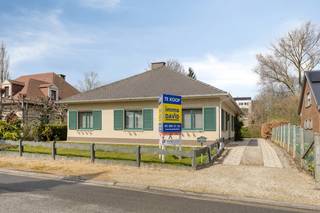 <p><strong>Immo DAVID stelt voor: bungalow van 150 m² met garage en tuin in rustige buurt van Relegem</strong></p>
<p>Deze instapklare bungalow beschikt over een inkomhal van 6 m², een gesloten uitgeruste keuken en een lichtrijke woonkamer van 40 m² met parketvloer en sfeervolle stenen open haard. De woning heeft drie slaapkamers (16 m² en twee van 12 m²), een aparte gastentoilet en een badkamer van 7 m² met dubbele lavabo, tweede toilet en ligbad met douchefunctie.</p>
<p>Een extra troef is de inrichtbare zolder van 25 m², ideaal voor extra bergruimte of een extra slaapkamer/hobbyruimte. Het EPC kan met enkele aanpassingen verbeterd worden tot een D-label.</p>
<p>Buiten geniet u van een oprit, een garage van 50 m² voor 2 wagens en een achterliggende tuin van circa 255 m². Alles bevindt zich op het gelijkvloers, wat optimaal wooncomfort zonder trappen biedt.</p>
<p>De woning ligt in Relegem, een rustige, groene buurt met dorpsgevoel, nabij in- en uitvalswegen, openbaar vervoer en lokale voorzieningen. Fietssnelweg, Laarbeekbos en UZ Jette liggen in de buurt, waardoor sportieve en praktische mobiliteit en medische voorzieningen eenvoudig bereikbaar zijn.</p>