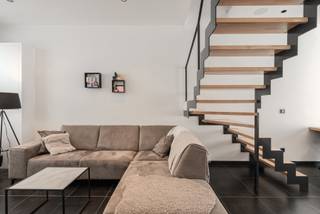 In een echte volkswijk en op fietsafstand van het centrum en het station van Oostende kan je deze trendy rijwoning terugvinden.<br />Deze knusse woning werd enige tijd terug gerenoveerd met eigentijdse materialen.<br />Dit huis is voorzien van een leefruimte met gezellige zithoek en eetplaats. De trap scheidt de eetplaats en de zithoek en is een echte 'eyecatcher'!<br />Achterliggende aan de leefruimte werd er een keuken geïnstalleerd met aanpalend een wasruimte en badkamer met douche, lavabo en toilet.<br />Op de eerste verdieping is er een ruime kamer, met een verrassende ruimte die werd verdeeld in een dressing en bureau.<br />De zolder werd afgewerkt en voorziet twee kamers, waarvan één dienst doet als kinderkamer en één als zolderberging.<br />Genieten van de zon kan je doen op het gezellige en onderhoudsvriendelijke zonneterras.<br /><br />Ben je op zoek naar een instapklare woning op een leuke locatie?<br />Ideaal voor starters, investering of kleinere gezinnen.<br /><br />STARTPRIJS: Elk schriftelijk bod wordt besproken met de eigenaars die het bod al dan niet kunnen aanvaarden!<br /><br />Meer informatie via kris.bauwens@albert.immo of bel 0470/51 04 09