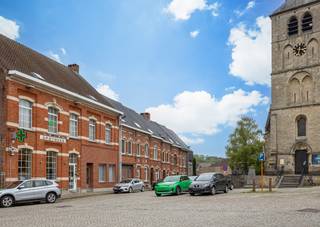 <p>Deze charmante en zeer ruime herenwoning in het centrum van Itterbeek biedt een uitzonderlijke combinatie van authenticiteit, oppervlakte en leuke mogelijkheden.</p><p>De ligging aan het Kerkplein, nabij buslijnen, golf Steenpoel en invalswegen is tevens zeer praktisch.</p><p>Bij het binnenkomen wordt u verwelkomd in de inkomhal met vestiaire ruimte. De leuke leefruimte met zeer hoge plafonds sluit aan op de keuken achteraan de woning. Op gelijkvloerse verdieping is er ook één apart toilet terug te vinden.<br />Vanuit de keuken heeft u rechtstreeks toegang tot het terras en het tuintje.</p><p>Een van de grote troeven van deze woning is de ruime garage in de tuinzone, dit bijgebouw is geschikt als garage, hobbyruimte, atelier, opslag of andere. Het is met een wagen bereikbaar langsheen een recht van doorgang, zeer praktisch.</p><p>Op de eerste verdieping bevinden zich drie volwaardige slaapkamers en een badkamer. De kamers bieden voldoende ruimte voor een gezin, een thuiskantoor of logeerkamer.<br />De kamers zijn zeer ruim en kunnen mits renovatie perfect herverdeeld worden. </p><p>De zolderverdieping, bereikbaar via een vaste trap, biedt nog tal van mogelijkheden. Deze ruimte kan volledig naar eigen wens ingericht worden als extra slaapkamers, een bijkomende badkamer, hobbyruimte of extra stockageruimte.</p><p>Daarnaast beschikt de woning over verschillende charmante kelders, die de authenticiteit en historiek van deze eigendom ademen.</p><p>Opfrissingswerken zijn vereist om de woning volledig naar eigen smaak en hedendaags comfort af te werken. Momenteel is er geen centrale verwarming aanwezig.</p><p>Bent u op zoek naar een karaktervolle herenwoning met tuin en garage in Itterbeek, dan is dit pand absoluut een bezoek waard.</p>