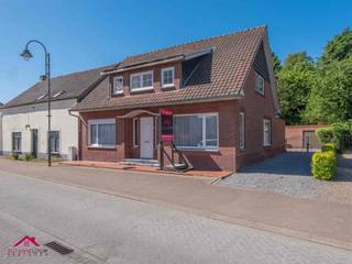 Half vrijstaande woning met 3 slaapkamers op ruim perceel, gelegen in het centrum van Neeroeteren Troeven * Te renoveren naar eigen smaak en wensen *...