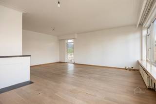 <p><span>Ruim appartement met 3 slpk en 2 terrassen op toplocatie!</span></p><p><span>Centraal gelegen op wandelafstand van winkels, scholen horeca en openbaar vervoer, met een uitstekende verbinding en drie grote parken om de hoek.</span></p><p><span> </span></p><p><span>Welkom in dit prachtig appartement van </span><span>132m²</span><span> (cfr. EPC) gelegen op de</span><span> 5de verdieping</span><span> van een goed onderhouden gebouw. </span></p><p><span>Bij het betreden van de </span><span>inkomhal</span><span> krijgen we meteen toegang tot alle ruimtes. De </span><span>ruime leefruimte</span><span> geniet van </span><span>veel lichtinval</span><span> dankzij de grote raampartijen en geeft een aangenaam open gevoel.</span></p><p><span>Aansluitend bevindt zich de </span><span>moderne</span><span> </span><span>keuken</span><span> dewelke </span><span>volledig geïnstalleerd </span><span>is en toegang geeft tot het </span><span>eerste terras</span><span>. </span></p><p><span> </span></p><p><span>Het appartement beschikt over</span><span> 3 slaapkamers</span><span> waarbij de grootste kamer ons toegang geeft tot het </span><span>tweede terras. </span></p><p><span>Aan de grote slaapkamer is er een </span><span>dressing</span><span> voorzien met een</span><span> aansluiting voor wasmachine</span><span>.</span></p><p><span> </span></p><p><span>De</span><span> badkamer</span><span> is voorzien van een douche in ligbad en een dubbele wastafel. </span></p><p><span>Tenslotte is er een</span><span> apart toilet</span><span> aanwezig.</span></p><p><span> </span></p><p><span>Troeven:</span></p><p><span> </span></p><ul><li><span>Ruim en lichtrijk</span></li><li><span>EPC B</span></li><li><span>3 slaapkamers</span></li><li><span>2 terrassen</span></li><li><span>Instapklaar</span></li></ul><p><span> </span></p><p><span>Vrijblijvend advies met gratis schatting van uw eigendom? Neem gerust contact met ons op! </span></p><p><span> </span></p><p><span>Jessica Wojcik</span></p><p><span><span>Jessica@homeforyou.be</span></span></p><p><span>+32 488 24 97 20</span></p><p><span>7/7 bereikbaar</span></p><p><span> </span></p><p><span> </span></p>