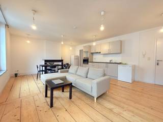 Plan your visit via www.polares.euOn the second floor of this small-scale residence, accessible by stairs, you can find this apartment.Upon entering...