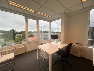 Uitstekend gelegen kantoorruimte van 738 m² te huur langs de N60, met een snelle verbinding naar de E40 op slechts 1 km afstand, evenals...