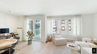 Bel appartement d'une chambre dans un immeuble récent (construit en 2014) et idéalement situé près de la place Rubens.<br />Aménagement : hall d'entrée avec placard intégré, vaste espace de vie avec salon et salle à manger, cuisine ouverte (avec plan de travail en composite et appareils Siemens), balcon orienté nord-ouest à l'avant. Débarras avec raccordement pour la machine à laver et espace de rangement, toilettes séparées et chambre à coucher avec salle de bains attenante (douche et lavabo). <br />Local à vélos facilement accessible dans l'immeuble. <br />Immeuble de standing. <br />[EPC : 101 kWh / m² an - UC : 2816802]