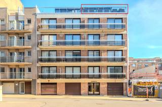 Lichtrijk dakappartement te koop in de residentie “Epernay II”, gelegen aan de A. Van Cailliestraat 14 te Middelkerke. Dit instapklaar appartement met zijdelings zeezicht en 2 slaapkamers bevindt zich op een absolute toplocatie, op slechts een steenworp afstand van het nieuwe casino, de bruisende zeedijk en alle winkels. Dankzij de twee uitzonderlijk grote terrassen geniet u de hele dag door van de zon!Indeling:- inkomhal- 2 slaapkamers met aansluitend terras (ochtendzon)- apart toilet- leefruimte met aansluitend zonneterras (namiddag- en avondzon)- open keuken voorzien van alle comfort- badkamer- bergingTroeven:- toplocatie vlakbij zeedijk, winkels en openbaar vervoer- instapklaar appartement- 2 ruime terrassen- mogelijkheid tot aankopen garagebox onder het casinoBent u op zoek naar een dakappartement met 2 ruime terrassen op een toplocatie in Middelkerke? Aarzel dan niet en vraag snel uw bezoek aan!