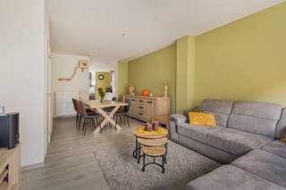 Deze gezellige rijwoning werd in 2016 volledig gerenoveerd met aandacht voor kwaliteit en energiezuinigheid. De woning is gelegen nabij het centrum van Mol met tal van winkels, restaurants, sportfaciliteiten en andere voorzieningen. <br /><br />De woonkamer is ingedeeld in een gezellige zithoek en eethoek. Dankzij de grote ramen vooraan de woning genieten we van aangenaam veel lichtinval. De moderne keuken bevindt zich aansluitend aan de leefruimte en is uitgerust met elektrische kookplaat, afzuigkap, koelkast, heteluchtoven en vaatwasser. Als we verder lopen komen we in de aanbouw waar zich nog ruimte bevindt voor een eettafel, leeshoek of werkruimte. De berging bevindt zich vlak naast de keuken en biedt tevens aansluiting voor een wasmachine. <br /><br />Op de verdieping is de woning voorzien van twee mooie slaapkamers, een volledig uitgeruste en vernieuwde badkamer en extra dressing. Via vaste trap bereiken we de zolderkamer welke momenteel ingericht is als derde zeer ruime slaapkamer.<br /><br />De tuin is bereikbaar zowel via de woning als via de achterliggende straat. Buiten het leuke genot van een tuin, biedt de tuin achteraan ook mogelijkheid tot parkeren.<br /><br />Huidig EPC: 159 kWh/m² (zonder de zonnepanelen). Volgens de simulatie zorgen de 8 reeds aanwezige zonnepanelen voor een EPC daling naar 122 kWh/m².