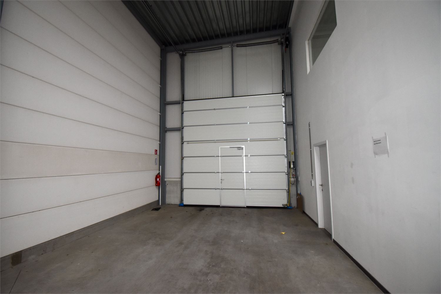 Ruime opslagruimte in industrie-zone te Ruiselede. - foto 3