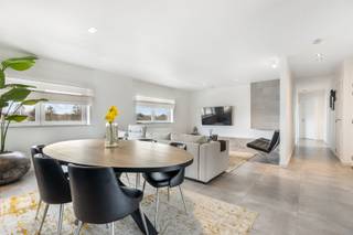 <p><span>Penthouse (130 m²) met 3 slaapkamers gelegen in het centrum van Leopoldsburg.</span></p><p><span> </span></p><p><span>Belangrijkste troeven:</span></p><p><span>- Gelegen in de nabijheid van het centrum van Leopoldsburg</span></p><p><span>- 3 slaapkamers</span></p><p><span>- Uitstekend onderhouden</span></p><p><span>- Carport + berging inbegrepen in de prijs</span></p><p><span>- Ruime gemeenschappelijk tuin</span></p><p><span>- EPC label B (108kWh)</span></p><p><span>- Conforme elektriciteit</span></p><p><span>- Terras</span></p><p><span> </span></p><p><span>Bekijk zeker ook de foto's en de grondplannen met de afmetingen. Zo krijgt u van thuis uit al een perfect beeld van wat dit appartement te bieden heeft!</span></p><p><span> </span></p><p><span>Wenst u meer info of een vrijblijvende bezichtiging, contacteer dan ons kantoor op het nummer 011 85 15 15 en wij helpen u graag verder.</span></p>