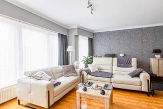 Dit ruime en lichtrijke appartement geniet van een uitstekende ligging in Sint-Niklaas, vlak bij winkels, openbaar vervoer, het treinstation en...