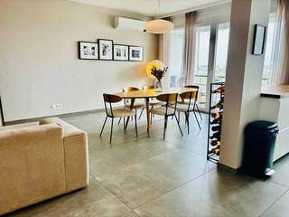 Op een gunstige locatie, vlak bij de Tentoonstellingswijk en Wilrijk, bevindt zich dit ruime en volledig gerenoveerde appartement van ca. 96 m², gelegen op de 12e verdieping. Dankzij de hoge ligging geniet u van een panoramisch uitzicht over Antwerpen, veel lichtinval en aangename privacy.<br /><br />TROEVEN<br />- Ca. 96 m² woonoppervlakte<br />- 12e verdieping met panoramisch uitzicht over Antwerpen<br />- Volledig gerenoveerd in 2020<br />- 2 ruime slaapkamers van ca. 18,12 m² en 17,34 m²<br />- Moderne open keuken met vaatwasser, koelkast, oven en inductievuur<br />- Ruime en lichtrijke leefruimte met grote raampartijen en dubbel glas<br />- Airconditioning in de leefruimte<br />- Zuidwestgericht terras van ca. 5,2 m²<br />- Extra buitenruimte van ca. 2,6 m², ideaal als afvalberging<br />- Badkamer en afzonderlijk toilet<br />- EPC-label B – 136 kWh/m²<br />- Privatieve kelderruimte<br />- Afgesloten gemeenschappelijke fietsenstalling<br />- Verzorgd gebouw met 4 liften<br />- Conciërge en pakjesdienst aanwezig<br /><br />CENTRALE EN GROENE LIGGING<br />De ligging is bijzonder praktisch. Een tramhalte bevindt zich vlakbij en belangrijke invalswegen zijn vlot bereikbaar. Naast het gebouw is ruime parkeergelegenheid en ook in de omliggende straten kan gratis geparkeerd worden.<br /><br />Ook liefhebbers van groen zitten hier uitstekend:<br />- Park Den Brandt: ca. 5 min. wandelen<br />- Nachtegalenpark: ca. 10 min. wandelen<br />- Zuidpark: ca. 15 min. fietsen<br /><br />GEMEENSCHAPPELIJKE KOSTEN<br /><br />- De gemeenschappelijke kosten omvatten onder meer het onderhoud en beheer van de gemeenschappelijke delen, de conciërgedienst, de pakjesdienst en een voorschot voor privatief water- en verwarmingsverbruik.<br />- Daarnaast wordt maandelijks een bijdrage aan het reservefonds betaald. Dit fonds is reeds ruim aangevuld, waardoor toekomstige en geplande renovaties financieel goed zijn gedekt.<br /><br />De huidige maandelijkse lasten zijn samengesteld<br /><br />KORTOM<br />Een ruim en instapklaar appartement met panoramisch uitzicht, twee ruime slaapkamers, een zuidwestgericht terras en een uitstekende ligging nabij stad en groen.<br /><br /><br /><br />