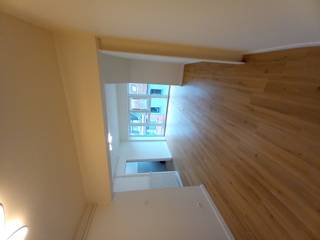 <p>In het aangename Erembodegem bevindt zich dit lichtrijke en verzorgde appartement met twee slaapkamers, ideaal gelegen en vlot bereikbaar.</p>
<p> </p>
<p>Het appartement beschikt over een riante leefruimte met voldoende plaats voor zowel een gezellige zithoek als een eetplaats. Aansluitend bevindt zich de functionele keuken. Via de inkomhal heeft u toegang tot een apart toilet en de badkamer, uitgerust met alle nodige comfort.</p>
<p> </p>
<p>Verder zijn er twee volwaardige slaapkamers aanwezig, evenals een aangenaam terras waar u in alle rust kan genieten.</p>
<p> </p>
<p><strong>Huurprijs:</strong> €980/maand</p>
<p><strong>Waarborg:</strong> 3 maanden huur</p>
<p><strong>Plaatsbeschrijving:</strong> verplicht</p>
<p> </p>
<p>Interesse? Neem gerust contact op voor meer informatie of een bezoek ter plaatse.</p>