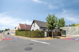 Ruime woning in goede staat gelegen op een zongericht hoekperceel van 677m². Gelegen in een rustige wijk op wandelafstand van Oostduinkerke-Dorp en het strand.<br /><br />De woning beschikt over 3 slaapkamers en biedt tal van mogelijkheden. Vooral de zeer ruime mulitifunctionele zolder is een troef! Zo kunnen er makkelijk in de zolderruimte nog extra slaapkamers bij gecreëerd worden. De woning is ook volledig onderkelderd met kruipkelder. <br /><br />Indeling: inkom met apart toilet, woonkamer, keuken, badkamer met bad en douche, gelijkvloerse slaapkamer, toilet, bering, bureauruimte, zolderruimte met twee slaapkamers, dubbele garage, tuin met veranda en overdekt terras.<br /><br />Interesse in dit pand?<br />Neem dan snel contact op met Ron Verhaeghe via het nummer 0470 85 29 80 of via ron.verhaeghe@dewaele.com.<br /><br />Bestuursmaatregelen in het maatregelenregister: nee