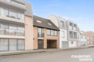 This spacious and bright duplex apartment is quietly located yet centrally situated in the heart of Oostkamp, close to various shops,...