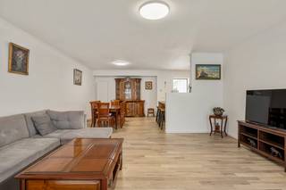 Ruim en volledig gerenoveerd gelijkvloers appartement met tuin<br />Dit ruime gelijkvloerse appartement van ca. 125 m² werd in 2024 grondig gerenoveerd en combineert een aangenaam ruimtegevoel met hedendaags wooncomfort. Dankzij de grote raampartijen en de open indeling geniet het appartement bovendien van veel natuurlijke lichtinval.<br />Bij het betreden van het appartement valt meteen de ruime leefruimte op. Deze biedt voldoende plaats voor zowel een comfortabele zithoek als een grote eettafel en sluit mooi aan op de open keuken. De keuken werd praktisch ingericht met veel kastruimte, een ruim werkblad, ontbijthoek en diverse ingebouwde toestellen.<br />Via de lichtrijke doorgang bereik je het overige gedeelte van het appartement. Hier bevinden zich onder meer een ruime slaapkamer, een bijkomende kamer die perfect kan worden ingericht als tweede slaapkamer, bureau of hobbyruimte, en de vernieuwde badkamer. De badkamer is voorzien van een moderne inloopdouche, wastafelmeubel en toilet en biedt eveneens plaats voor wasmachine en droogkast.<br />Een belangrijke troef is de private tuin, waardoor je ook als bewoner van een appartement beschikt over een aangename eigen buitenruimte.<br />Het appartement werd in 2024 gerenoveerd en is bijgevolg instapklaar. Ook op technisch vlak scoort het uitstekend: het beschikt over een EPC-label B, de elektrische installatie is conform en het appartement is asbestvrij.<br /><br />Troeven:<br />✅ Gelijkvloers appartement<br />✅ Ca. 125 m² bewoonbare oppervlakte<br />✅ Gerenoveerd in 2024<br />✅ Vernieuwde badkamer met inloopdouche<br />✅ EPC-label B<br />✅ Elektrische keuring conform<br />✅ Asbestvrij<br />✅ Instapklaar<br /><br />Voor interactieve grondplannen met foto’s, ga naar www.wijns.be en klik op de knop “virtueel bezoek”.<br />Info & afspraak: ☎ 0473/33 33 10 ✉ geoffry@wijns.be
