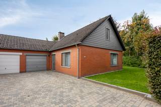 Instapklare woning met 4 slaapkamers te koop in Lommel<br />LOMMEL-BARRIER:
<ul><li>Verrassend ruime eengezinswoning met 4 slaapkamers en veranda</li><li>Ruime living met veranda (2015)</li><li>Keuken (2014)</li><li>1 slaapkamer met dressing op gelijkvloers</li><li>badkamer op gelijkvloers</li><li>3 slaapkamers op verdieping</li><li>Garage met zolder</li><li>Afzonderlijke wasplaats</li><li>Airco (tevens verwarmen mogelijk) in veranda</li><li>25 zonnepanelen met totaal vermogen van 6.250 WP</li><li>Groenestroomcertificaten met restwaarde van ca. € 6.000</li><li>Zuidwest georiënteerde tuin met terras, zonneluifel en tuinhuis</li></ul>