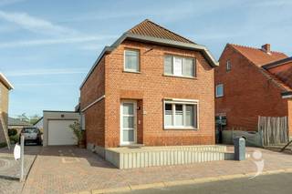 <p><span>Gezellige instapklare woning in het centrum van Haacht!</span></p><p><span> </span></p><p><span>De woning is gelegen in een rustige straat en beschikt over een praktische indeling. Via de inkomhal komen we in de aparte keuken, uitgerust met een kookplaat, oven, wastafel en vaatwasser en een zonnescreen. Aansluitend bevindt zich de gezellige leefruimte met tegelparketvloer en de ruime leefveranda. Dankzij het zonwerende glas, de verwarming en airconditioning, kan u hier het hele jaar door aangenaam vertoeven. Verder beschikt de woning over rolluiken.</span></p><p><span> </span></p><p><span>Op de eerste verdieping bevinden zich twee volwaardige slaapkamers en een derde, compacte kamer die ideaal kan dienen als bureauruimte of kinderkamer. Daarnaast beschikt de woning over een droge, betegelde kelder met aansluitingen voor wasmachine en droogkast.</span></p><p><span> </span></p><p><span>Links van de woning bevindt zich een aparte garage met automatische poort, ideaal als extra stockageruimte en het opbergen van de fietsen. De dubbele oprit biedt bovendien plaats voor de wagen(s).</span></p><p><span> </span></p><p><span>De veranda geeft uit op de goed onderhouden tuin met terras, voorzien van een automatische luifel. Achteraan de tuin is er nog een extra buitenberging. </span></p><p><span> </span></p><p><span>Doorheen de jaren werd bovendien geïnvesteerd in het energetisch comfort. Volgende zaken werden reeds vernieuwd: hoofddak en het plat dak van de garage, inclusief isolatie, ramen, nieuwe leefveranda (2011), gascondensatieketel ter vervanging van de mazoutverwarming en 12 zonnepanelen met groenestroomcertificaten. </span></p><p><span> </span></p><p><span>Interesse? Contacteer ons via 16 15 31 19 of info@immolivit.be</span></p><p><span> </span></p>