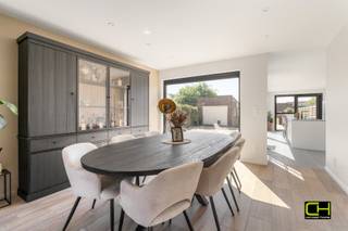 Deze charmante gerenoveerde halfopen bebouwing staat te koop in het rustige Zomergem en bevindt zich op een mooi perceel van 745 m². De woning werd smaakvol vernieuwd met oog voor comfort, lichtinval en hedendaags woonplezier.<br /><br />Bij het binnenkomen wordt u verwelkomd in de inkomhal met gastentoilet. De ruime leefruimte geniet van veel natuurlijke lichtinval en sluit mooi aan op de volledig geïnstalleerde keuken. Verder beschikt het gelijkvloers over een praktische wasplaats en een kelder. Dankzij de vloerverwarming op gas geniet u beneden van extra comfort. Bovendien is er reeds mogelijkheid voorzien voor het installeren van een open haard.<br /><br />Op de eerste verdieping bevinden zich twee ruime slaapkamers, waarvan één voorzien is van een dressing. De moderne badkamer beschikt over een dubbele wastafel, toilet en een ruime inloopdouche. De zolderverdieping biedt nog heel wat mogelijkheden voor het creëren van extra kamers, hobbyruimte of bureau. Airco en verwarming zijn hier reeds aanwezig.<br /><br />Buiten geniet u van een ruime oprit, een vrijstaande garage, een zonnig terras en een grote tuin waar u in alle rust kan ontspannen.<br /><br />Troeven:<br />Gerenoveerde woning<br />nabij het centrum van Zomergem<br />vloerverwarming op het gelijkvloers<br />airco/verwarming aanwezig op eerste verdiep + zolder<br />uitbreidingsmogelijkheden op zolder<br />ruime tuin met zonnig terras<br />vrijstaande garage en ruime oprit<br /><br />EPC D omwille van het dak dat nog niet werd geïsoleerd. <br /><br /><strong>Mis deze topper niet!<br /><br />Bezoekmoment: 25/06 van 17u tot 18u, mits het maken van een afspraak.</strong><br /><br />Bezoek enkel op afspraak via 09 395 05 40 of verkoop@concept-home.be.<br /> 