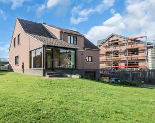 Immo3000 heeft deze charmante woning te koop in het centrum van Linden. Deze woning biedt een ideale combinatie van comfort en ruimte voor het hele gezin. Het huis, gebouwd in 1980 (deels gerenoveerd), staat op een perceel van 619 m² en beschikt over een bewoonbare oppervlakte van 225 m² (volgens EPC). De tuin loopt volledig rondom de woning.<br /><br />Gelijkvloers:<br />ruime inkomhal met gastentoilet, grote open leefruimte met veranda, gesloten (ingerichte) keuken met bijkeuken, 1e slaapkamer / home office en een badkamer.<br /><br />1e VD:<br />lichtrijke nachthal (vide), 3 zeer grote slaapkamers en apart toilet. Mogelijkheid tot inrichten van een (2e) badkamer.<br /><br />De woning is volledig onderkelderd en heeft 2 inpandige garages die toegankelijk is langst de achterkant van het terrein.<br /><br />Deze woning combineert een gunstige ligging met ruime voorzieningen, wat het tot een aantrekkelijke plek maakt om te wonen.<br /><br />Benieuwd hoe deze woning perfect aansluit bij uw woonwensen? Neem vandaag nog contact op en plan uw bezoek!