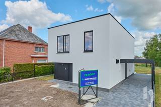 Moderne, instapklare nieuwbouwwoning (164 m²) met 3 slaapkamers en een carport op een ruim perceel van 980 m².De tuin is gedeeltelijk omheind,...