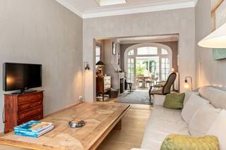 <p>Unieke herenwoning in cottagestijl op toplocatie Pulhof<br /><br /></p>
<p>Deze charmante herenwoning in cottagestijl ligt in een rustige straat in de gegeerde Pulhofwijk, één van de meest geliefde woonbuurten van Berchem. U woont hier residentieel en groen, maar tegelijk bijzonder vlot bereikbaar. Buurtwinkels, restaurants, scholen, parken en andere voorzieningen liggen op wandelafstand. Antwerpen-centrum bereikt u moeiteloos met de fiets, tram of wagen, en de nabijheid van belangrijke invalswegen maakt het dagelijkse wooncomfort extra praktisch.</p>
<p>Achter de sfeervolle gevel gaat een woning schuil die in 2016 volledig werd gerenoveerd, met aandacht voor kwaliteit, comfort en karakter. Met ca. 270 m² bewoonbare oppervlakte, hoge plafonds, authentieke details en een warm, tijdloos kleurenpalet ademt het huis ruimte, rust en sereniteit.</p>
<p>De ruime inkomhal met vestiaire leidt naar de royale leefruimte, waar een gezellige open haard het hart van het huis vormt. Daaraan grenst de stijlvol afgewerkte keuken, voorzien van de nodige toestellen en praktische opbergruimte. Op het gelijkvloers vindt u verder een wasruimte en een gastentoilet.</p>
<p>Op de eerste verdieping blijft het aangename ruimtegevoel voelbaar. Hier liggen een slaapkamer met balkon, een badkamer met ligbad, enkele wastafel en inloopdouche, een apart nachttoilet en een royale masterbedroom met en-suite dressing. De tweede verdieping telt twee ruime, volwaardige slaapkamers en een tweede badkamer met luxebad, enkele wastafel en inloopdouche.</p>
<p>Achteraan vormt de zuidwestgerichte tuin met terras een heerlijke plek om tot rust te komen. Zon, groen en privacy komen hier op een natuurlijke manier samen.</p>
<p>In de zeer ruime kelder extra comfort: een sauna met bijhorende doucheruimte.</p>
<p>Kortom: een karaktervolle woning op een absolute toplocatie in de Pulhofwijk, waar stijl, comfort en woonkwaliteit harmonieus samenkomen.</p>
<p>Goed om te weten: de elektrische keuring is conform en de woning beschikt over zonnepanelen.</p>