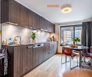 <span>Graag presenteren we dit charmant appartement gelegen op een absolute toplocatie in het centrum van Leuven, op een steenworp afstand van het Stadspark en het historisch centrum. </span>Het appartement bevindt zich op de eerste en tweede verdieping en beschikt over een volledig uitgeruste keuken met eetruimte en vaatwasmachine, aansluitend een gezellige woonkamer met grote raampartijen die zorgen voor veel licht en een ruimtelijk gevoel. Een verdieping hoger bevindt zich de slaapkamer met ensuite badkamer. Het appartement wordt gemeubileerd verhuurd en is beschikbaar vanaf 21 december. De maandelijkse huurprijs bedraagt €1.095, internet is inbegrepen, nutsvoorzieningen verlopen via aparte meters op eigen naam. Interesse? Contacteer ons via info@homies.be!