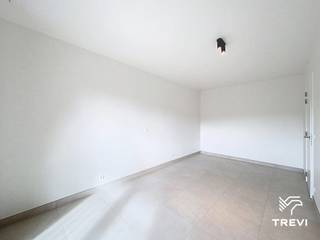 <p>Ontdek dit tweeslaapkamerappartement gelegen in het project Mench, een nieuw residentieel geheel dat hedendaagse architectuur combineert met een groene omgeving. Georganiseerd rond een ruime gemeenschappelijke tuin, biedt het een rustige leefomgeving in het hart van de stad.</p>
<p>Het appartement beschikt over een ruime, lichtrijke woonkamer met een open, volledig uitgeruste keuken, wat zorgt voor een gezellige leefruimte. De twee slaapkamers bieden comfortabele oppervlaktes, ideaal voor een gezin, een koppel of co-living. Een privatief terras verlengt op aangename wijze de binnenruimte.</p>
<p>In de onmiddellijke nabijheid van openbaar vervoer, winkels en hoofdwegen vormt dit pand een ideale opportuniteit die comfort en praktisch gemak combineert.</p>
<p>De technische uitrusting garandeert optimaal comfort: uitstekende energieprestatie met een EPC A, warmtepomp, zonnepanelen, ventilatiesysteem met dubbele flux, vloerverwarming, kwaliteitsvolle materialen en verzorgde afwerkingen. Lage provisies. Onmiddellijk beschikbaar. Mogelijkheid om een parkeerplaats te huren tegen meerprijs (met of zonder laadpaal). Oppervlaktes worden ter indicatie opgegeven.<br /><br /></p>
<p><span>Indeling </span>:</p>
<ul>
<li>Inkomhal</li>
<li>Slaapkamer 1</li>
<li>Slaapkamer 2</li>
<li>Toilet</li>
<li>Doucheruimte</li>
<li>Wasruimte</li>
<li>Woonkamer met volledig ingerichte open keuken</li>
<li>Terras</li>
</ul>
<p><br /><br /></p>