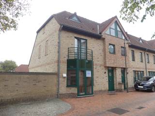 In het woonerf ‘Hof Ter Bloemmolens’, op een rustige doch centrale ligging treft u deze gezellige stadswoning met garage en tuin.De woning is...