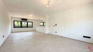 Bij ImmoFusion 7/7 “open huis” : klik op onze 3D-TOUR.<br /><br />Welkom in deze prachtige, totaal vernieuwde woning gelegen in de Lillostraat 15. Dit moderne pand combineert comfort, ruimte en privacy op een perceel van maar liefst 7 are.<br /><br />Bij het betreden van de woning valt meteen de uitzonderlijk ruime living op, die naadloos overloopt in de open keuken. Deze stijlvolle keuken is uitgerust met een groot kookeiland en hoogwaardige toestellen, waaronder een inductiekookplaat met ingebouwde afzuiging, afwasmachine en een koelkast, ideaal voor wie houdt van koken en gezellig samenzijn.<br /><br />De woning beschikt over drie volwaardige slaapkamers, elk voorzien van airconditioning, net zoals de leefruimte. Alle kamers bevinden zich op het gelijkvloers, wat zorgt voor optimaal wooncomfort en toegankelijkheid.<br /><br />De badkamer is een echte eyecatcher, met een moderne douchecabine en een luxueus tweepersoons ligbad met massagefunctie, perfect om volledig tot rust te komen.<br /><br />Een absolute meerwaarde is de volledig onderkelderde verdieping. Deze biedt niet alleen plaats aan een ruime inpandige garage, maar ook tal van mogelijkheden voor extra opslag, een hobbyruimte, fitness of zelfs een werkatelier. Dankzij de grootte en praktische indeling vormt de kelder een bijzonder functionele uitbreiding van de woning.<br /><br />Buiten geniet u van een ruim, volledig overdekt terras en een omheinde tuin die volledige privacy garandeert. De rustige ligging in een aangename woonwijk maakt het plaatje compleet.<br /><br />Pluspunten:<br />- Volledig onderkelderd met inpandige garage<br />- Voorzien van zonnepanelen<br />- Strakke en moderne afwerking<br />- Totale privacy op het perceel<br />- Rustige ligging<br /><br /><span>Maatregelen opgenomen in het Maatregelenregister: nee</span><br /><br />Kortom, een instapklare woning waar comfort, luxe en rust centraal staan.<br /><br />Voor een bezichtiging ter plaatse of meer info, bel ons op 078/78.78.70, of kom gewoon binnen op ons kantoor, steeds welkom!