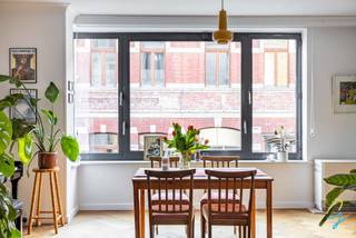 Bezoekdagen op 21/03 en 22/03 – reserveer tijdig uw bezoek.<br />Contacteer Bruno voor een afspraak of meer informatie via 0495 12 20 64.<br /><br />Op zoek naar een ruim, lichtrijk en instapklaar appartement vlak bij de Gentse binnenstad? Dan is dit appartement van ca. 100 m² in de Reginald Warnefordstraat 103, gelegen in een kleinschalige residentie, beslist een bezoek waard. Dankzij de vlotte verbinding met belangrijke uitvalswegen en het openbaar vervoer geniet u hier van een uitstekende bereikbaarheid. Ook winkels en andere dagelijkse voorzieningen bevinden zich in de nabije omgeving. Voor wie graag wat groen opzoekt, liggen Rozenbroekenpark, het Sint-Baafskouterpark en het Azaleapark vlakbij.<br /><br />Binnenin verwelkomt het appartement u met een aangename leefruimte met veel natuurlijke lichtinval. Het stijlvolle visgraatparket zorgt voor een warme en tijdloze uitstraling. Aansluitend bevindt zich de volledig uitgeruste keuken, voorzien van alle nodige toestellen en voldoende werk- en opbergruimte. <br />Verder beschikt het appartement over twee volwaardige slaapkamers, een badkamer, een apart toilet, een praktische wasruimte en een handige berging. Achteraan vindt u een recent vernieuwd terras, waar u in alle rust kan genieten van een moment buiten.<br />Een extra troef is de afgesloten gedeelde fietsenberging. Bovendien is de elektriciteit conform en wordt het gebouw goed beheerd, met lage syndickosten en zonder geplande grote werken.<br /><br />Interesse in een comfortabel appartement met ruimte, licht en een vlotte ligging? Plan dan snel uw bezoek tijdens de bezoekdagen.