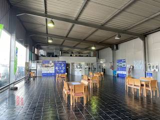 Uitstekend gelegen handelsruimte van 785 m² langs de bedrijvige Bruggesteenweg, dé belangrijkste invalsweg naar Roeselare en op amper 2 min van...