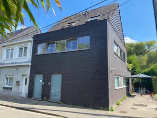 <p><span>LUMINEUS EN RUIM DUPLEX-APPARTEMENT (IN HALF OPEN BEBOUWING) 97M² MET 2 SLAAPKAMERS EN GROOT ZUID-GEORIËNTEERD TERRAS 26M²</span></p><p><span>1ste en 2de verdieping - rustige en landelijke ligging nabij centrum en station met vlotte bereikbaarheid via N16, A12 en N17</span></p><p><span> </span></p><p><span>Gelijkvloers:</span><span> Individuele inkomhal.</span></p><p><span>1ste verdieping:</span><span> Traphal / wc met handwas / ruime living met eetplaats en super-ingerichte open keuken (totale opp.: 47m²) met toegang tot groot zuid-georiënteerd terras (6,5 x 4m).</span></p><p><span>2de verdieping:</span><span> Nachthal (7m²) / 2 slaapkamers (5,8 x 2,8m; 3,6 x 2,2m) / badkamer met wastafel, ligbad, douche en wc.</span></p><p><span>Gemeenschappelijke fietsenberging.</span></p><p><span> </span></p><p><span>Geen lasten.</span></p><p><span> </span></p><p><span>Appartement is bewoonbaar door maximaal 3 personen.</span></p><p><span> </span></p><p><span> </span></p><p><span> </span></p>