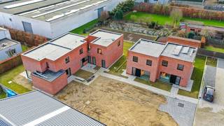 <strong>Parkwoning C5 - Menenstraat Wevelgem</strong><br /><br />Deze <strong>parkwoning </strong>bevindt zich in een <strong>knus en kleinschalig woonerf</strong> langs de Menenstraat in Wevelgem. De <strong>moderne nieuwbouwwoning</strong> beschikt over een <strong>open leefruimte</strong>, <strong>3 slaapkamers</strong> en een eigen <strong>private zuid-oost gerichte tuin</strong>.<br /><br />De woning is <strong>casco </strong>(tem de pleisterwerken) <strong>of afgewerkt te koop</strong>.<br /><br />De vermelde prijzen zijn exclusief registratierechten (12%) en exclusief BTW (21%)