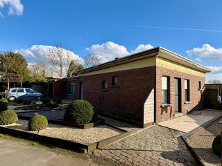 Gelijkvloerse woning op 628 m², 3 slaapkamers, mooi aangelegde tuin en garage.<br /><br />Deze woning is gelegen op een bijna ongekend plekje in Kuurne. Een rustige buurt maar toch bereikbaar!<br /><br />Aangename leefruimte met zicht op de tuin. Centraal is er een gaskachel en is er alvast een groot raampartij met zicht op de tuin. Apart is de keuken met alle nodige toestellen en in zeer verzorgde staat. Bij deze keuken is er een koele berging (4 treden naar beneden) en een berging.<br /><br />Verder is er een apart gasten toilet en een badkamer. Op zijn beurt heeft deze ook een toilet, wastafel en ligbad.<br /><br />Aan de linkerzijde van de woning zijn er 3 slaapkamers. Achteraan de woning is er ook nog een inpandige garage.<br /><br />De tuin is voorzien van verschillende terrassen, vijvers, serre, tuinhuis en voldoende privacy.<br /><br />PLUSPUNTEN:<br />+ gelijkvloerse<br />+ alleenstaand<br />+ gevoel voor ruimte
