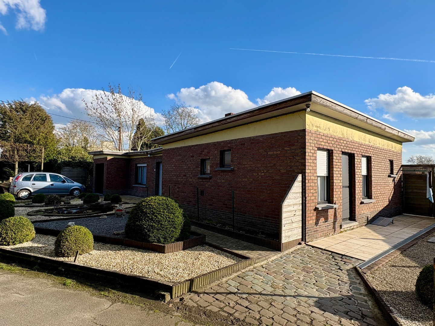 Gelijkvloerse woning op 628 m², 3 slaapkamers, mooi aangelegde tuin en garage. - foto 3