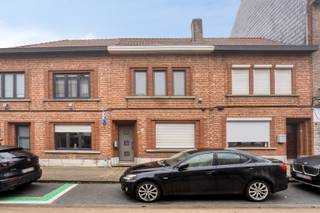 Deze op te frissen woning met ruime garage is gelegen in Kessel-Lo en biedt tal van mogelijkheden.Indeling:We betreden de woning via de inkomhal...