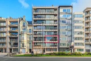 This fantastic apartment for sale is located on the second floor of Residence Sunset along Koninginnelaan in Ostend. Here you are in a green oasis, just a few steps away from the bustling city life, sea and beach and many amenities within easy reach.Layout:- entrance hall with cloakroom- bright living space with terrace - kitchen equipped with a ceramic hob, sink, dishwasher, oven, fridge with freezer and washing machine connection- bathroom with a bathroom cabinet with sink, shower and toilet- separate toilet with hand wash basin- bedroom 1 (13m²) with access to the rear terrace- bedroom 2 (13m²) with access to the rear terrace- bedroom 3 (8m²) with a sink- private basement storage (5m²)In addition, you can make use of the easily accessible communal bicycle shed in the building. Pros: - 3 bedrooms- quiet but central location- positive electrical inspection- quiet residence - private basement storage - spacious apartment (100m²)This is the ideal apartment for those looking for a spacious and well-located home in Ostend. Perfect as a permanent residence or as a second home on the Belgian coast.Interested? Contact us today for more information or a viewing!