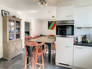 Cet appartement de 2 chambres à louer est situé le long de la Fortuinstraat à Ostende. Il est situé dans une petite résidence avec seulement...