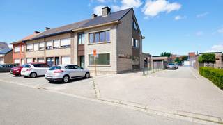 Deze halfopen, gerenoveerde woning is centraal gelegen in Kieldrecht, vlak bij diverse voorzieningen.De inkomhal geeft toegang tot de lichtrijke en...
